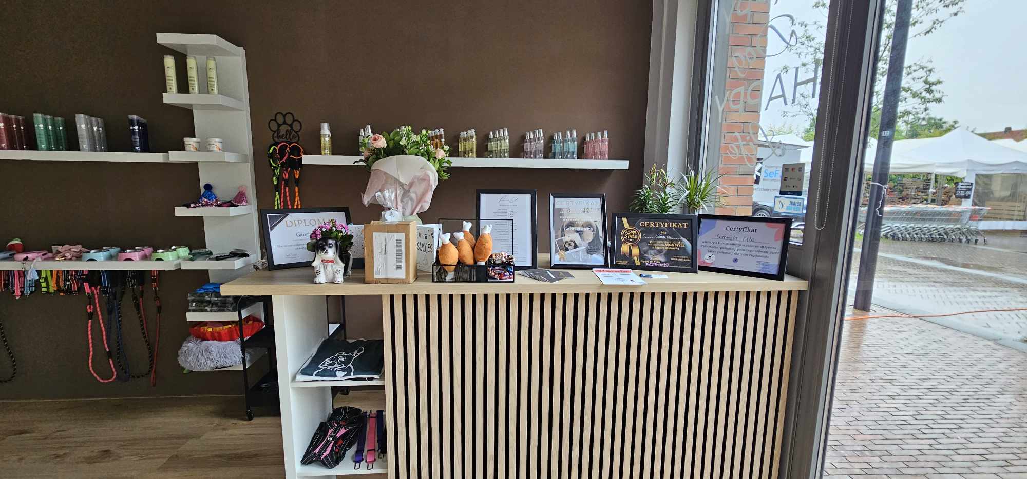 De balie van de salon met verzorgingsproducten en het raam op de Markt
